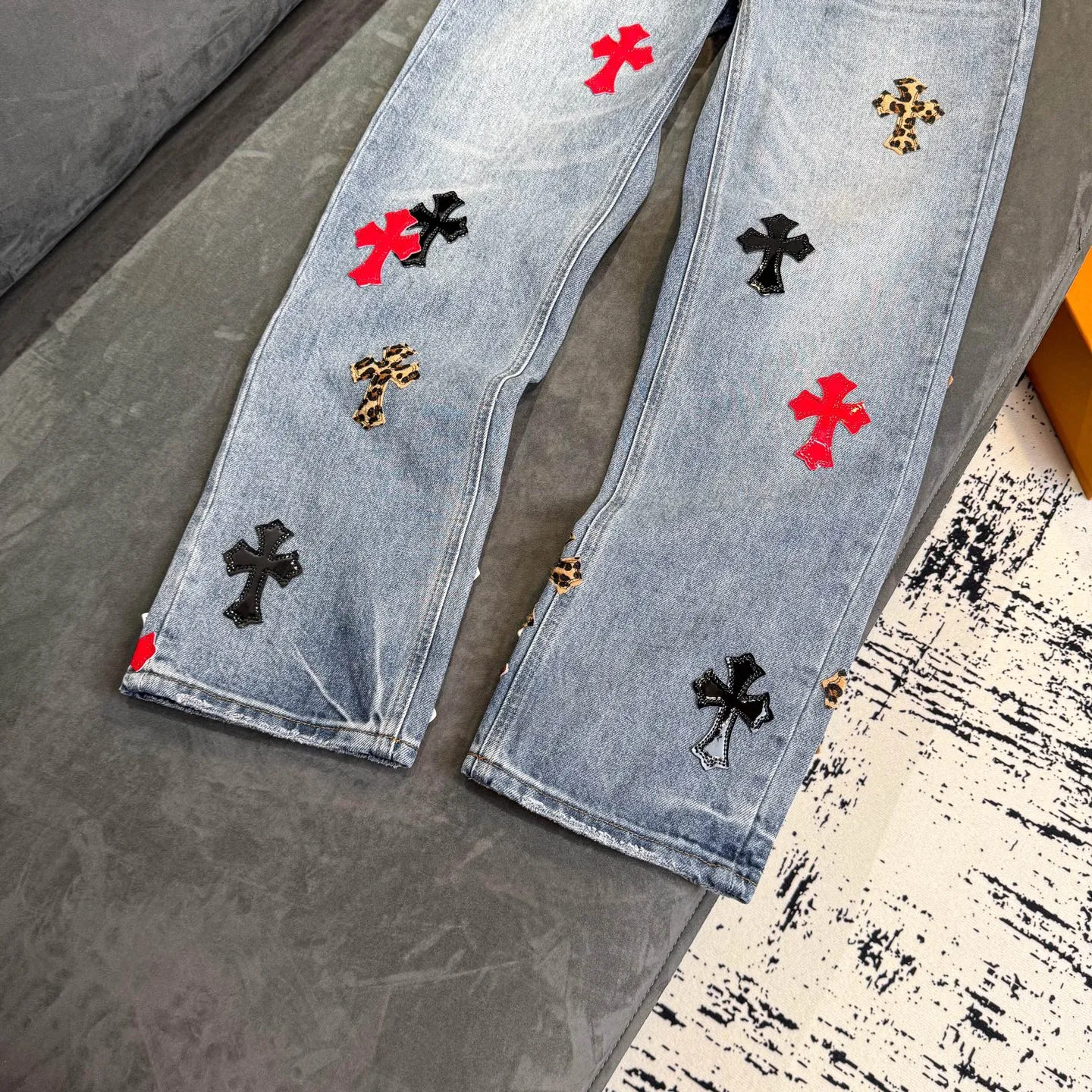 P280 Chrome Hearts blue denim with red black panther pattern multi-leather jeans. CH jeans need to be washed and then disassembled and hand-stitched with sheepskin cross leather and then spliced ​​to complete. The whole piece has too many craftsmanship to explain. The patchwork cross pattern is embellished, and the high-waisted washed jeans! ! Absolutely high-end luxury products, god-level single products and super popular products, made with top heavy industry, a must-see magic weapon. Customized hardware. The fabric is thick and soft after washing. It has good breathability. Customized small leather label. Unique design. The details are simple and elegant, and the workmanship is exquisite. The entire trousers are neatly routed and the details are in place! It’s so cool that both men and women can easily control the genderless trend! Color: Blue Size: 28 30 32 34 36